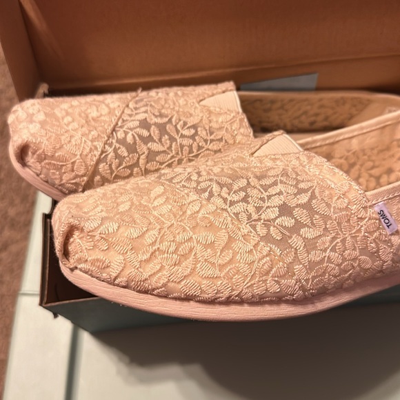 Women’s Size 10 Lace Toms - Picture 4 of 5